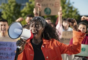 gente-de-primer-plano-protestando-con-megafono (1)